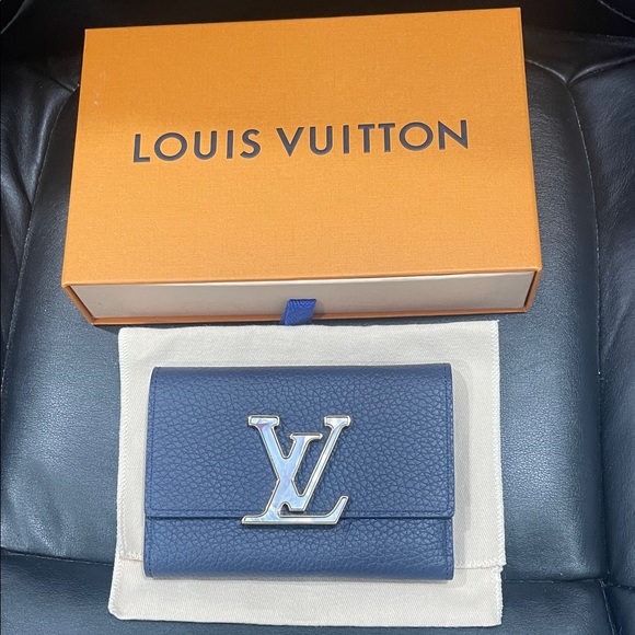 Louis Vuitton Handbags - Louis Vuitton Capucines Compact
Maxi Wallet